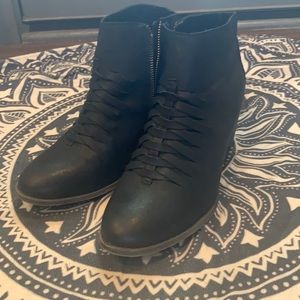 Billabong size 8.5 booties